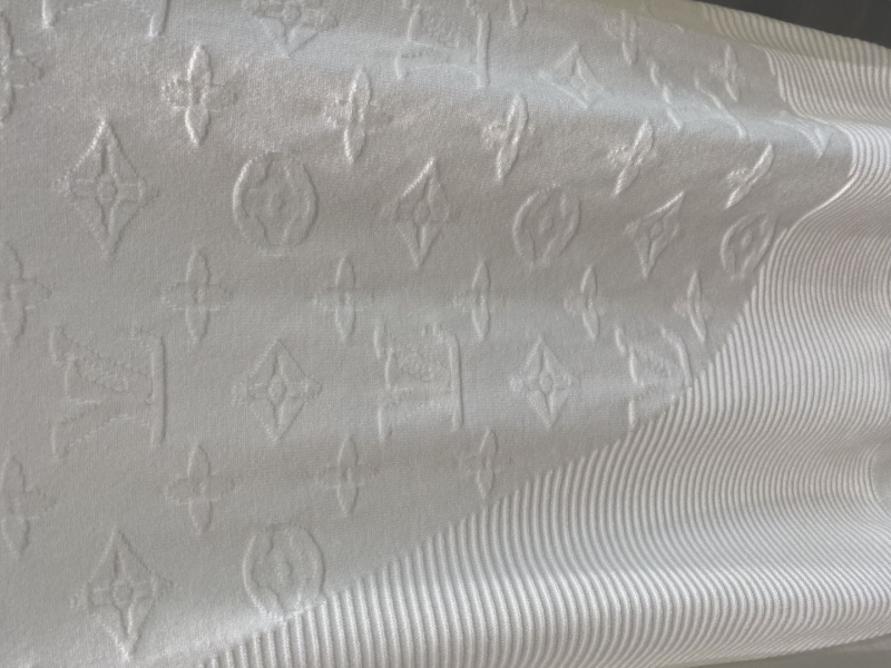 l0vis Vvtt0n sweater